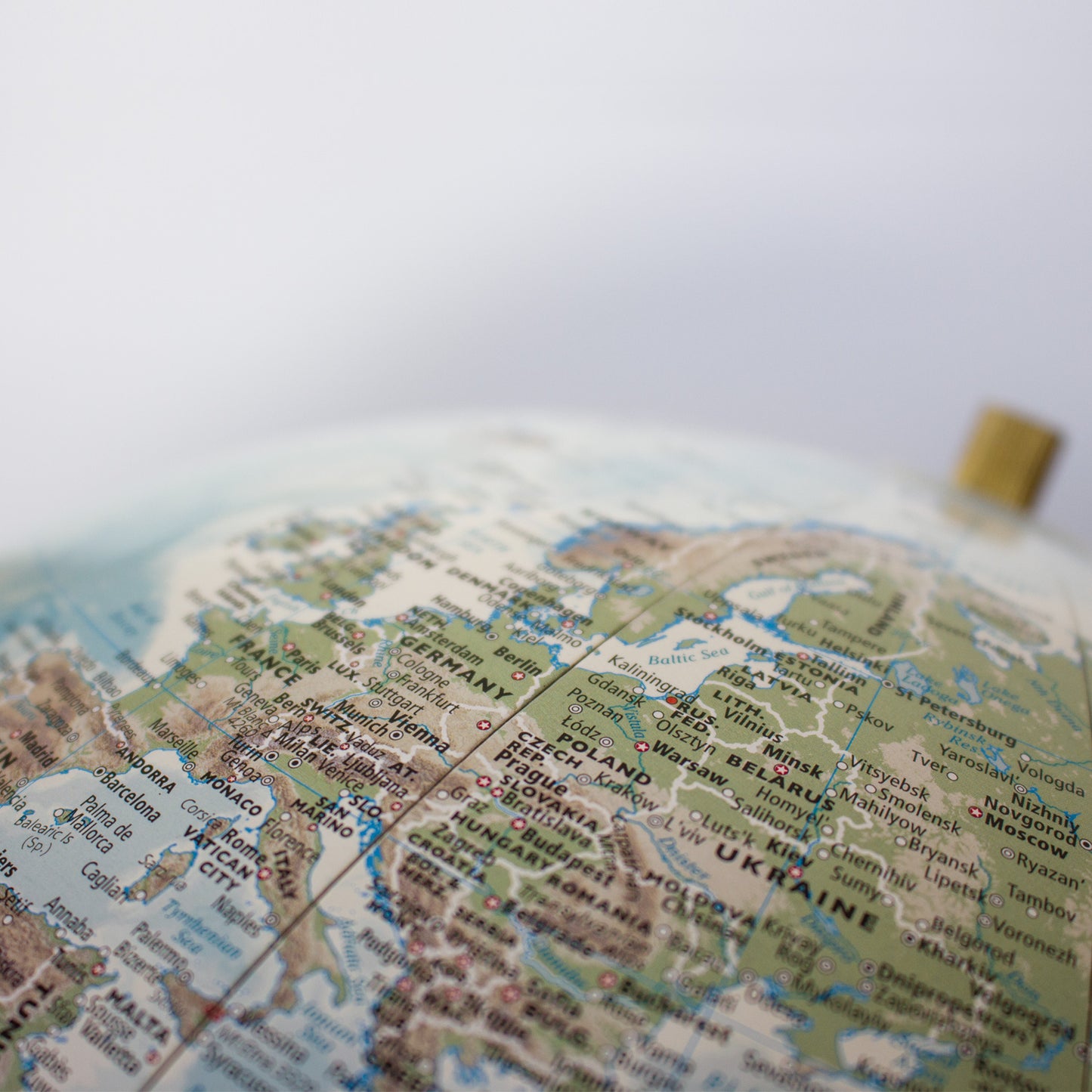 Magellan Vasa Globus 32 cm moderne Halterung ohne Meridian mit Holzfuß